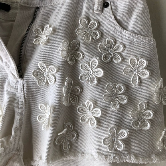 F21 White Floral Appliqué Cutoff Denim Shorts - Picture 4 of 4